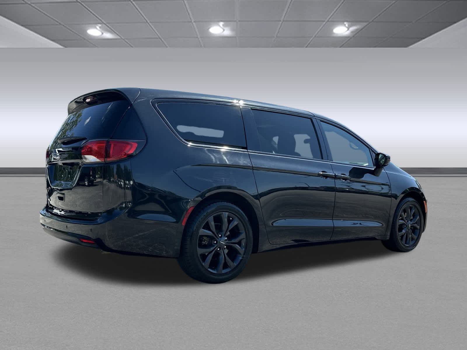 2020 Chrysler Pacifica Touring photo 7