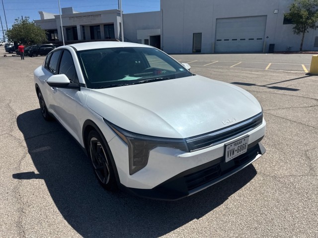 Used 2025 Snow White Pearl Kia EX image 4