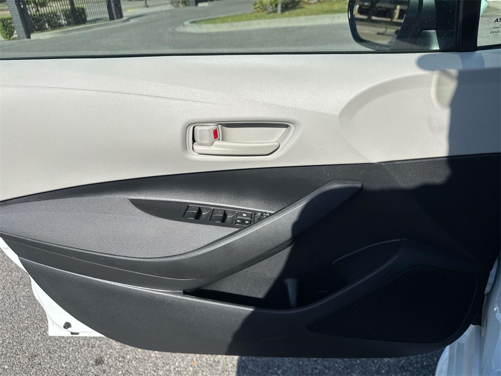 2023 Toyota Corolla LE photo 17