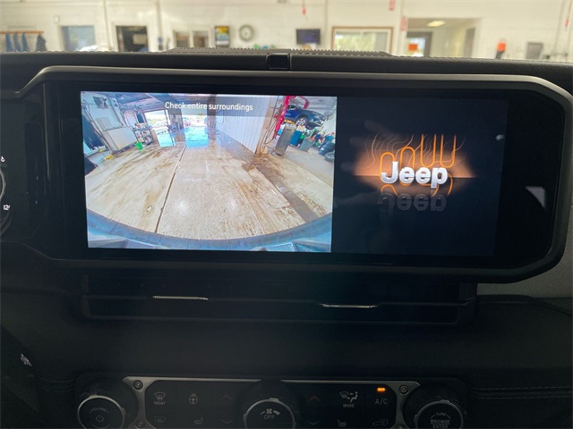 2024 Jeep Wrangler Sahara photo 17