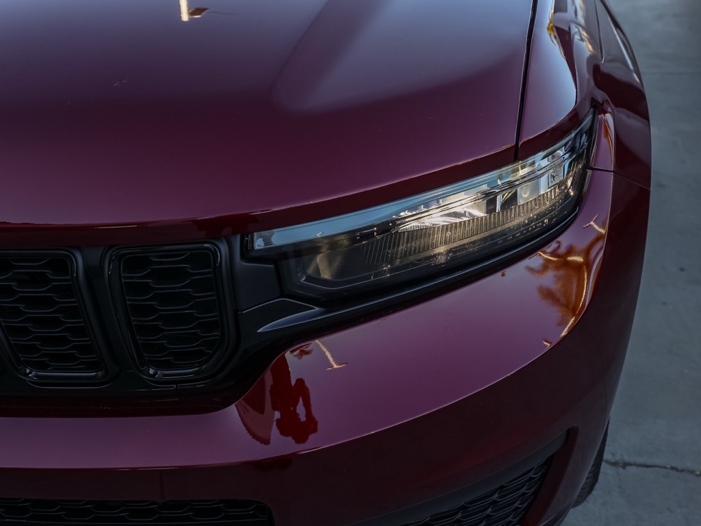 New 2025 Velvet Red Pearl-Coat Exterior Paint Jeep Altitude X image 9