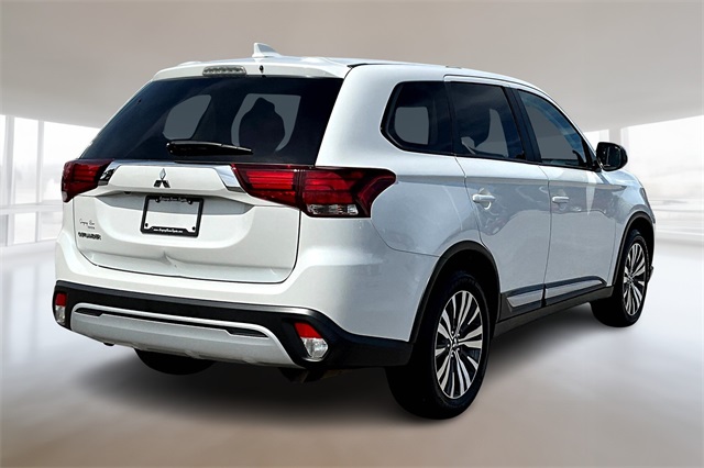 2020 Mitsubishi Outlander ES photo 2