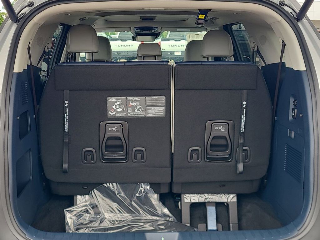 2026 Kia Carnival SX Prestige photo 12
