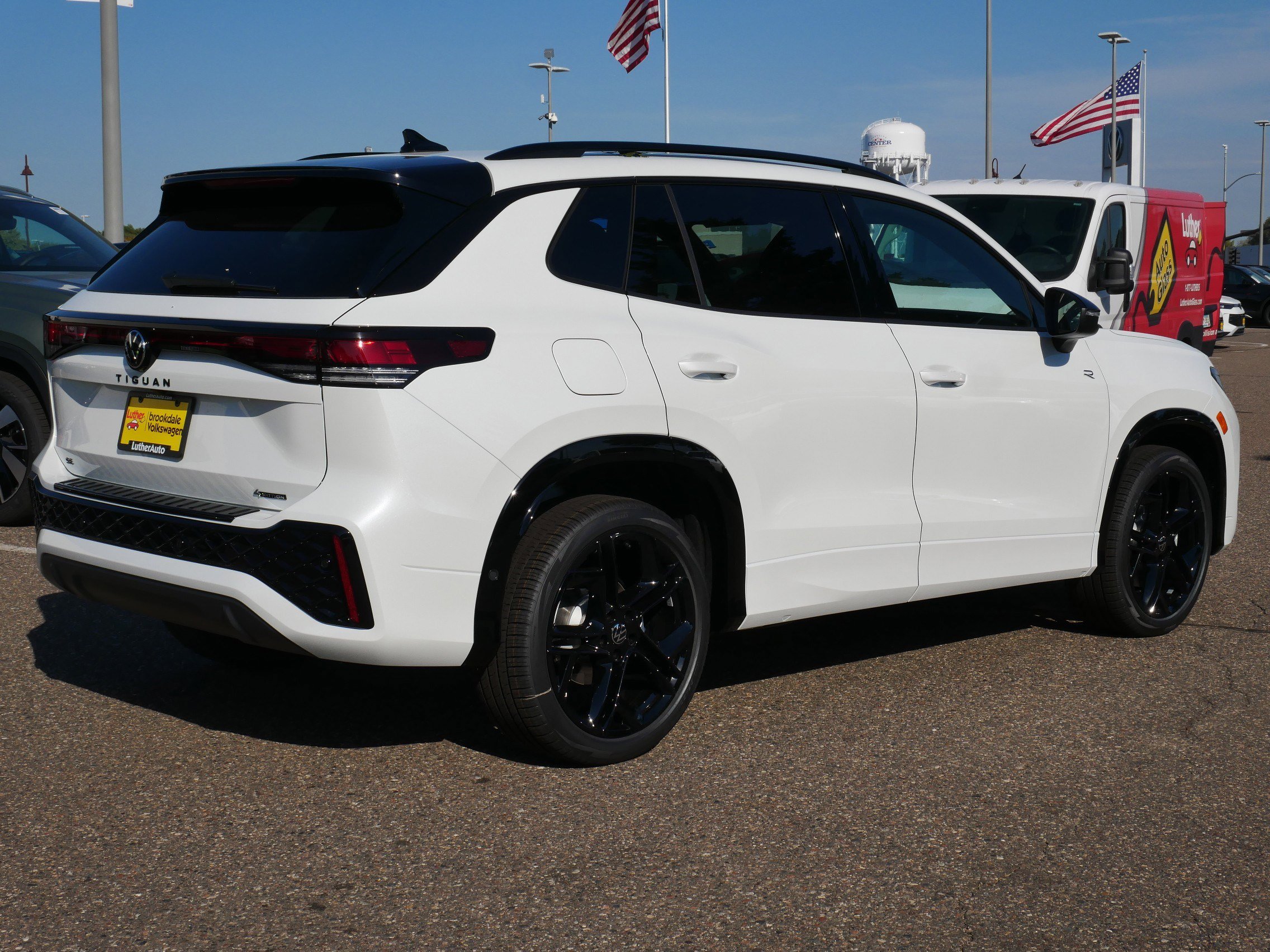 2025 Volkswagen Tiguan SE R-Line Black photo 3