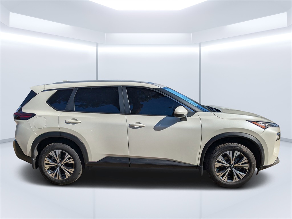 2022 Nissan Rogue SV photo 2