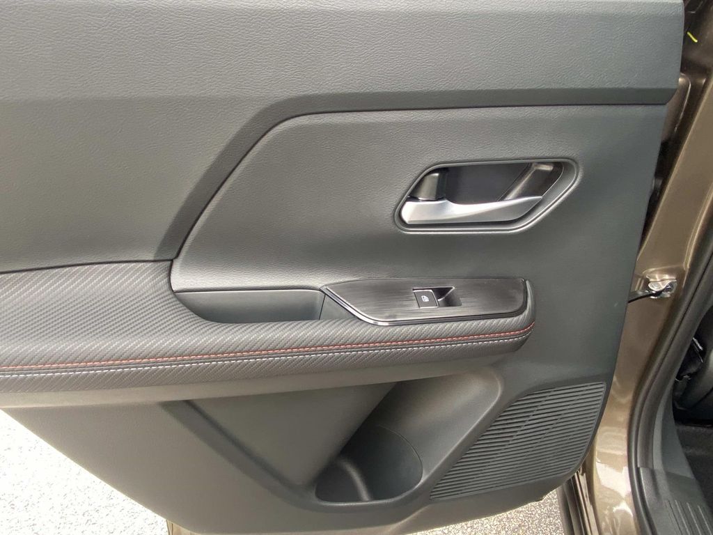 2025 Nissan Kicks SR photo 4