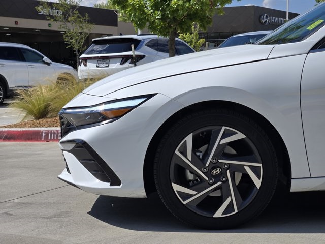 2024 Hyundai Elantra SEL Convenience photo 8