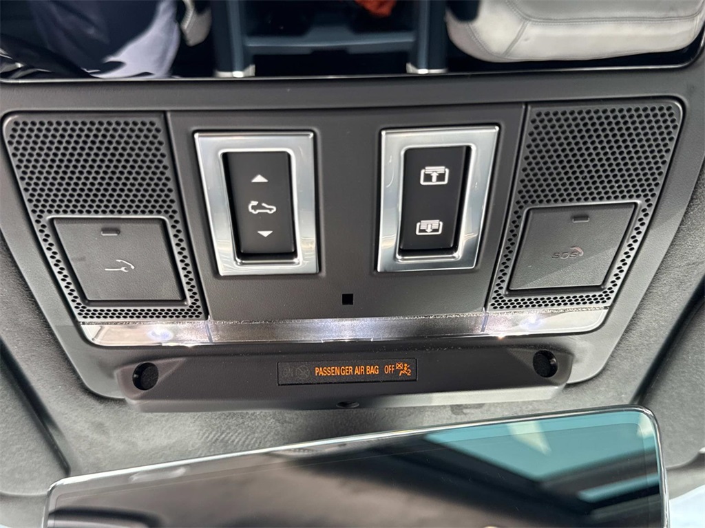 2025 Land Rover Defender 110 V8 photo 17