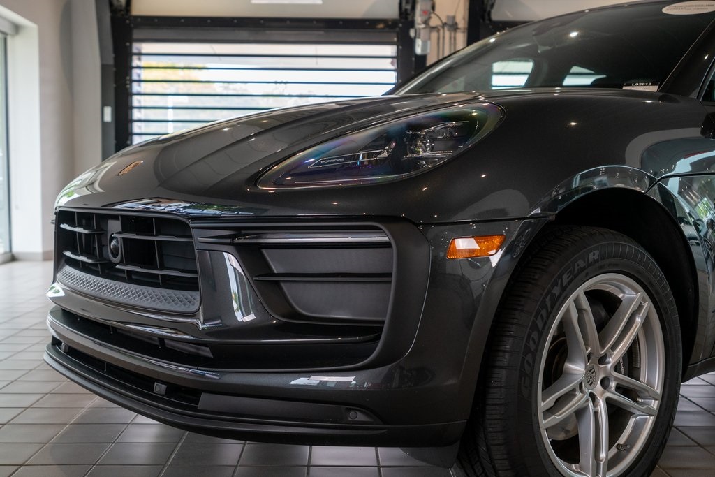 2025 Porsche Macan Base photo 6