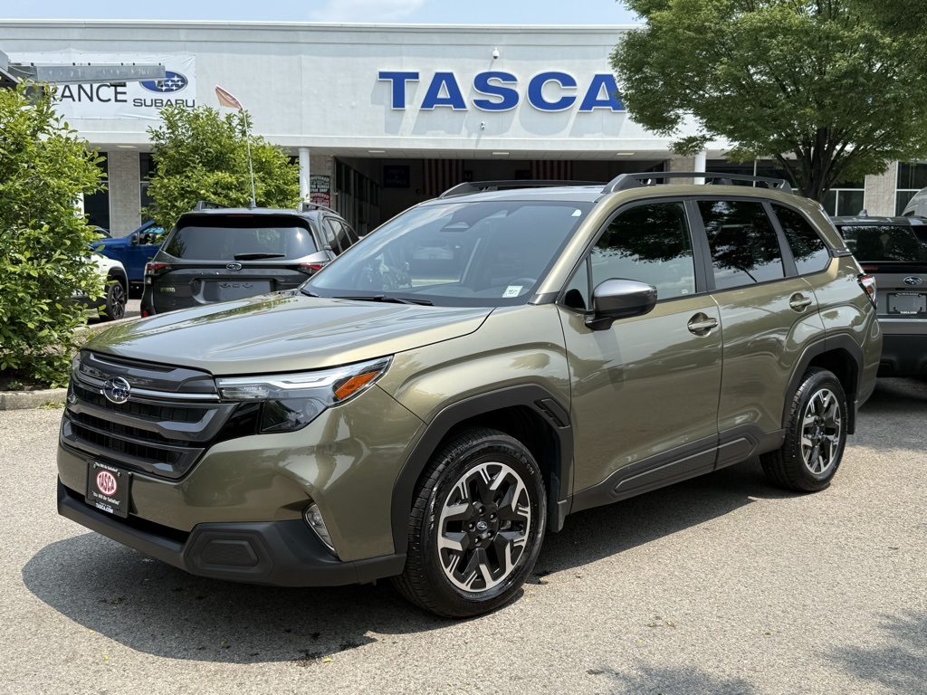 Used 2025 Autumn Green Metallic Subaru Premium image 1