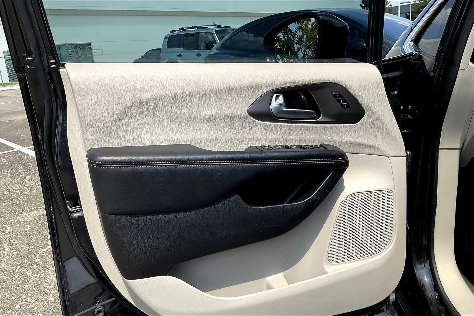 2020 Chrysler Pacifica Touring Plus photo 18