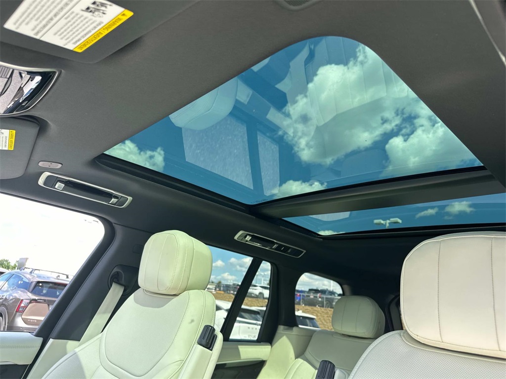 2025 Land Rover Range Rover SE photo 8