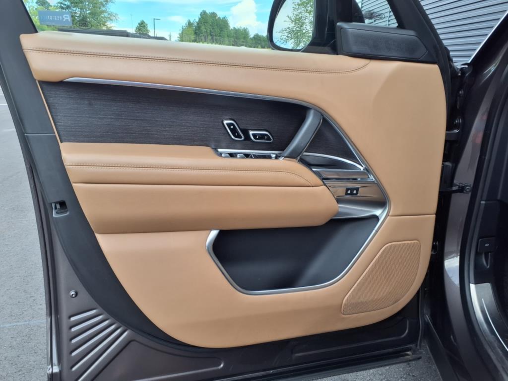 2023 Land Rover Range Rover SE photo 8