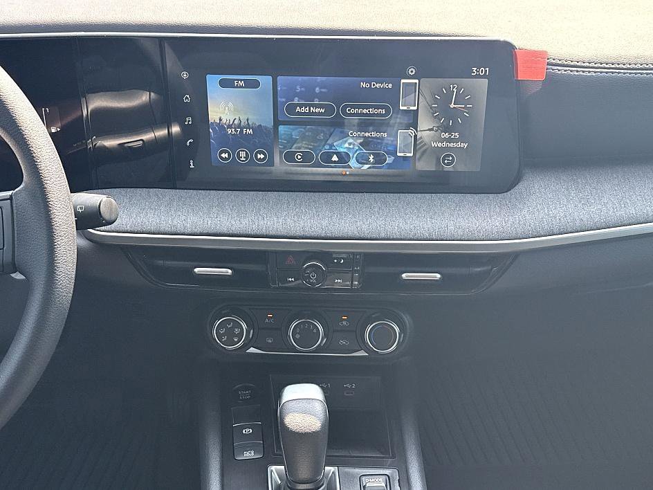 2025 Nissan Kicks SV photo 16