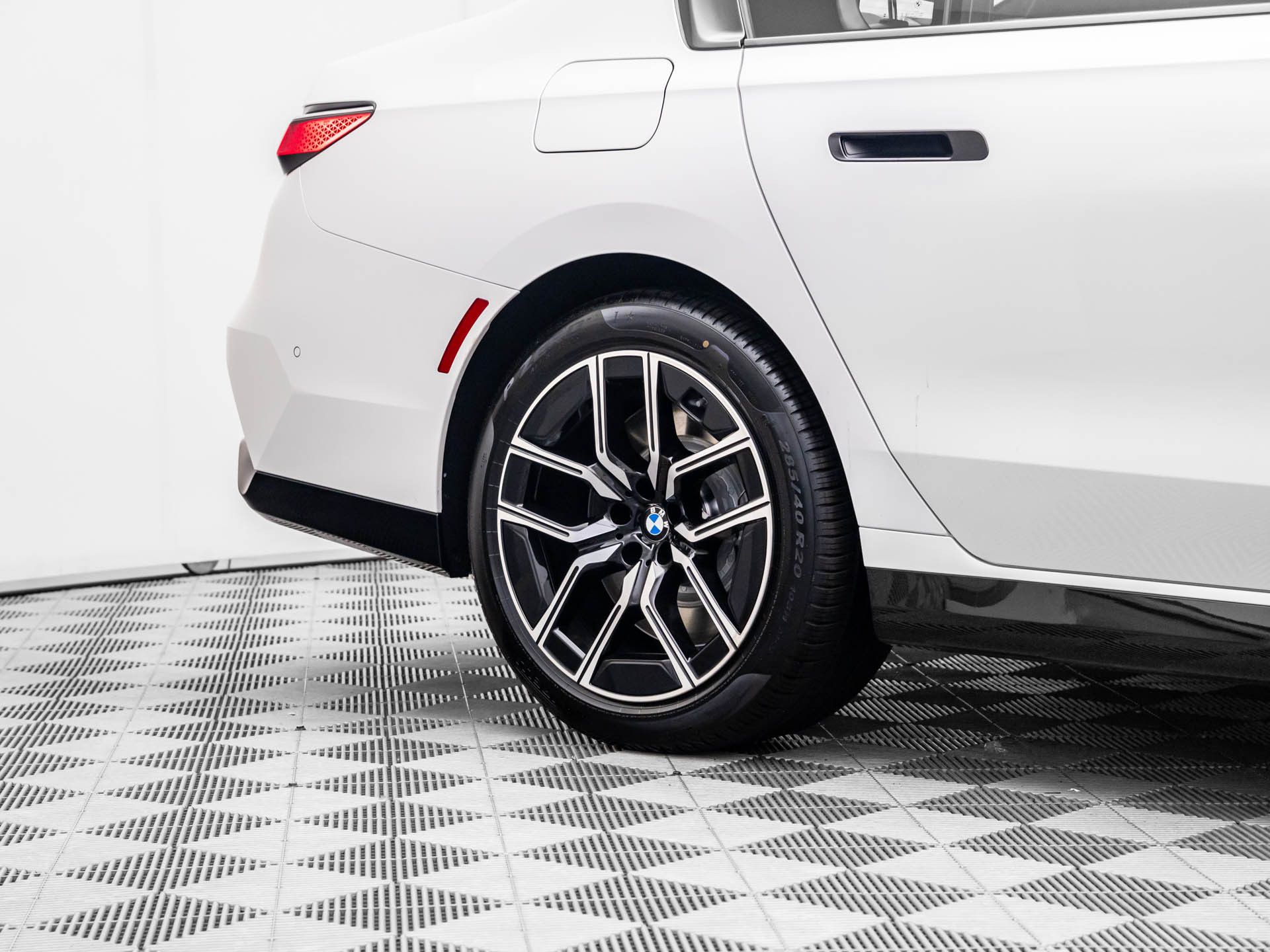 New 2025 Mineral White Metallic BMW 760i xDrive image 38