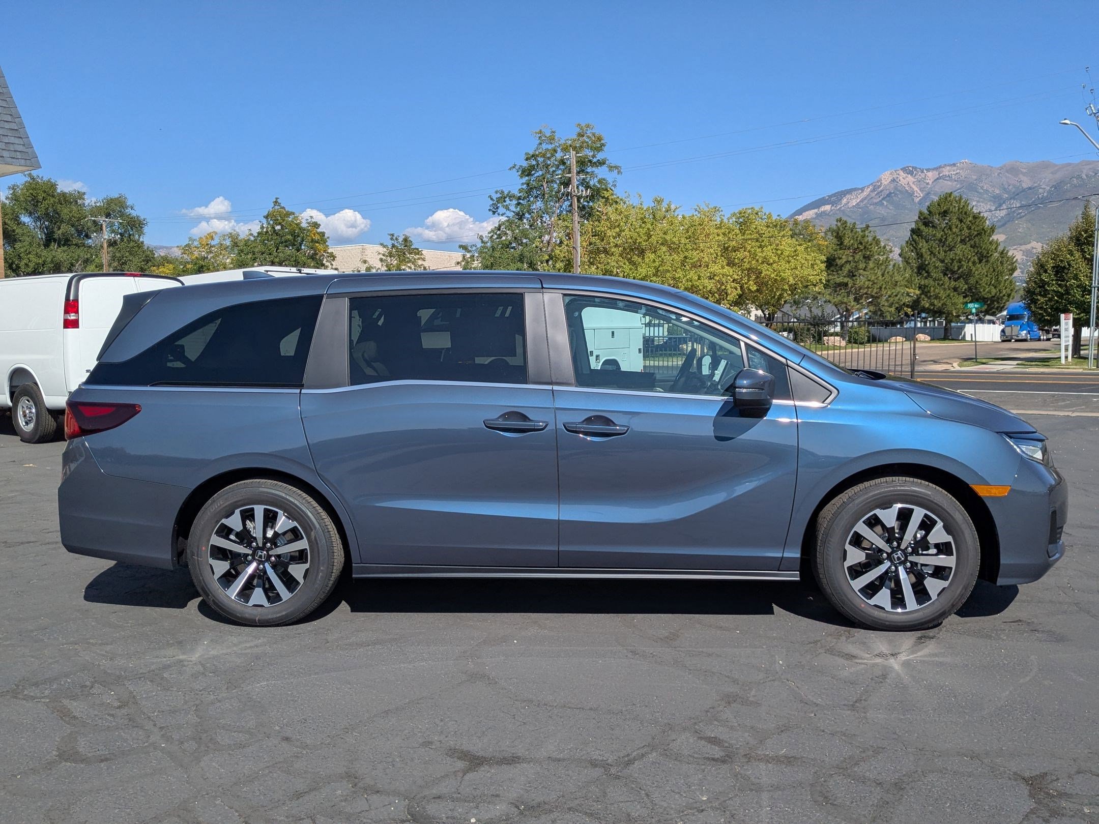 2026 Honda Odyssey EX-L photo 3