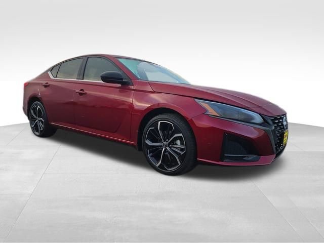 2023 Nissan Altima SR's photo