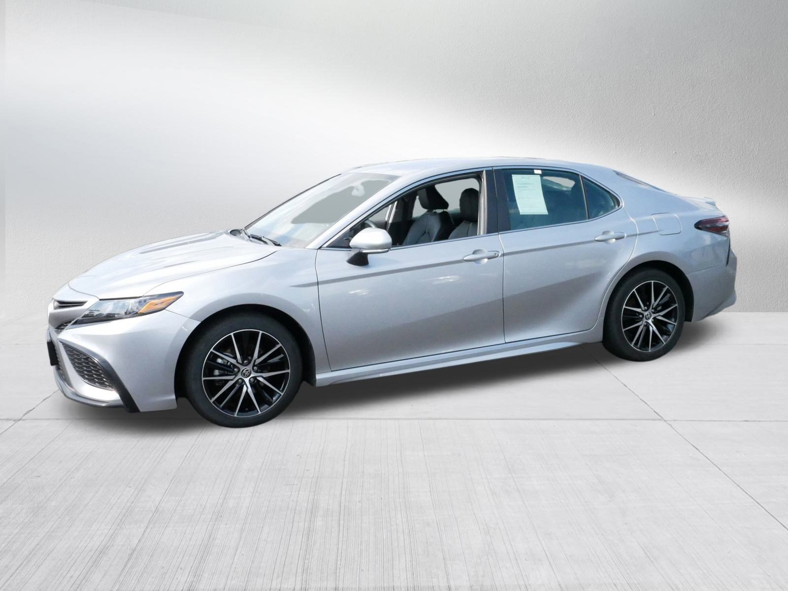 2023 Toyota Camry SE photo 3