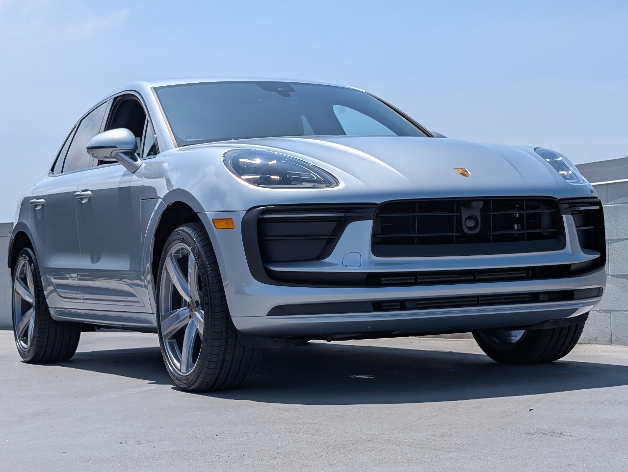2025 Porsche Macan T photo 24