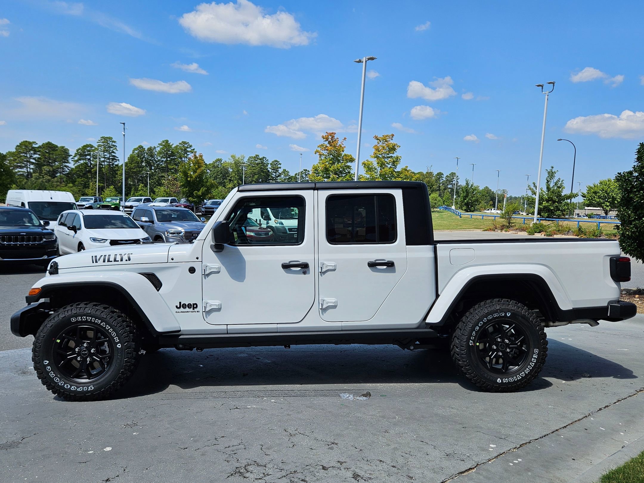2025 Jeep Gladiator Willys photo 4
