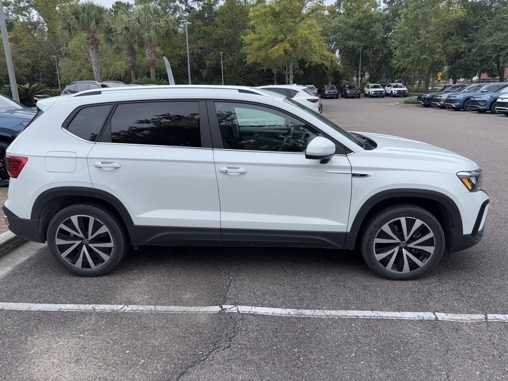 2022 Volkswagen Taos SE photo 2