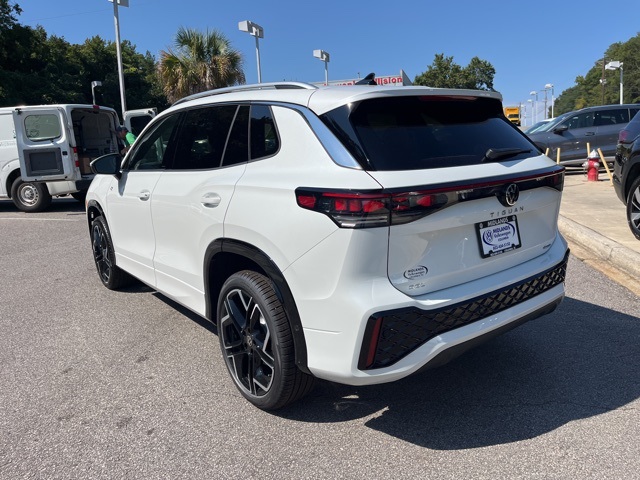 2025 Volkswagen Tiguan SEL R-Line Black photo 2
