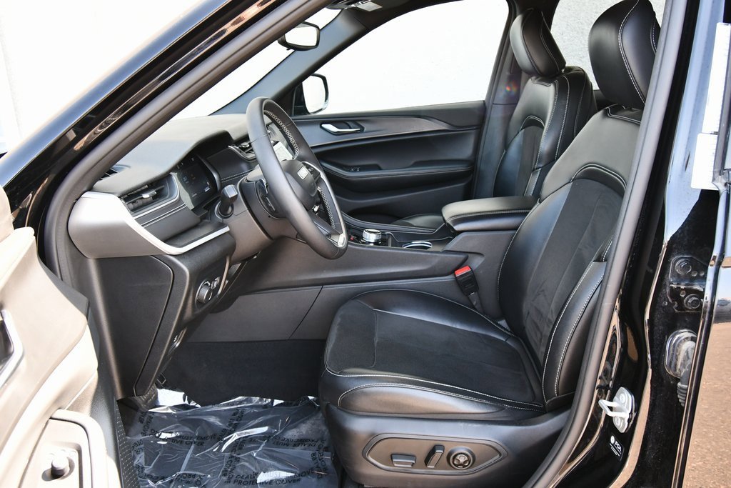 2024 Jeep Grand Cherokee Altitude photo 13