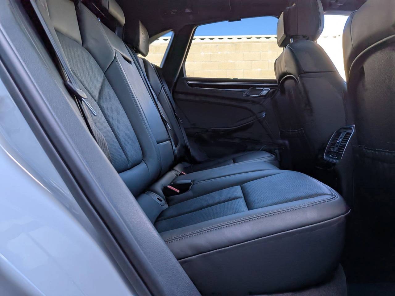 2025 Porsche Macan Base photo 21