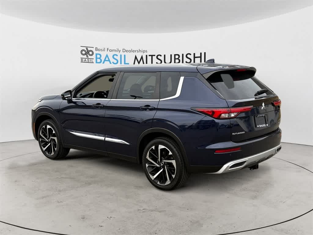 2023 Mitsubishi Outlander SE photo 2