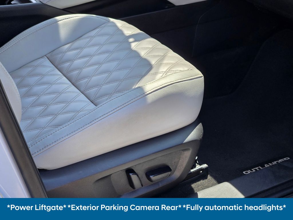 2023 Mitsubishi Outlander SEL photo 3