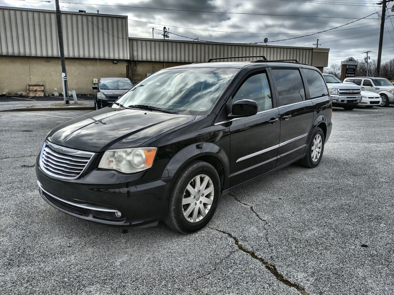 2016 Chrysler Town & Country Touring's photo