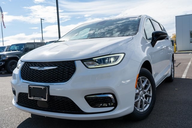 2026 Chrysler Pacifica Select's photo