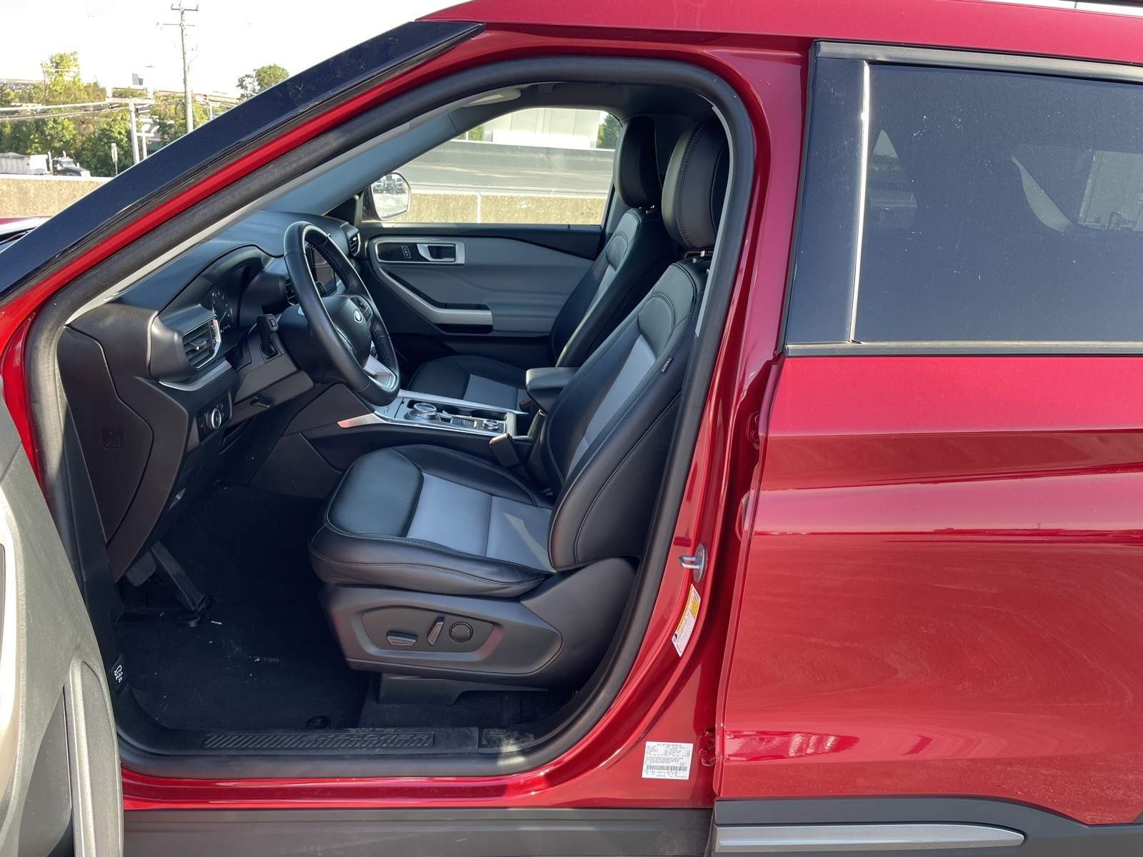 2023 Ford Explorer XLT photo 2