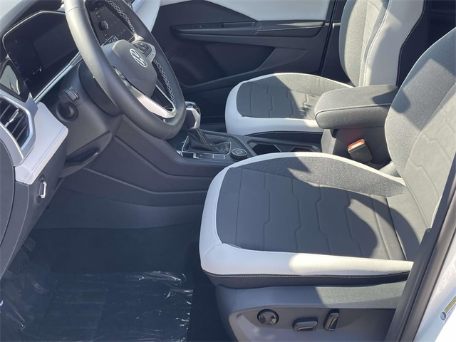 2025 Volkswagen Taos SE photo 10
