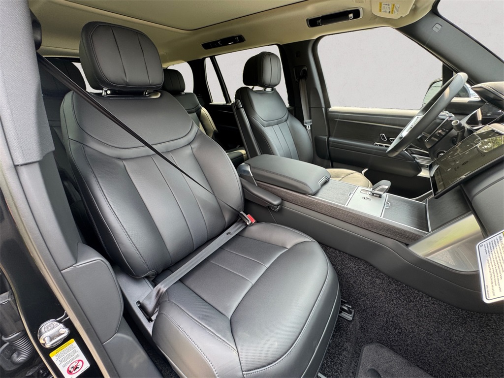 2025 Land Rover Range Rover SE photo 14