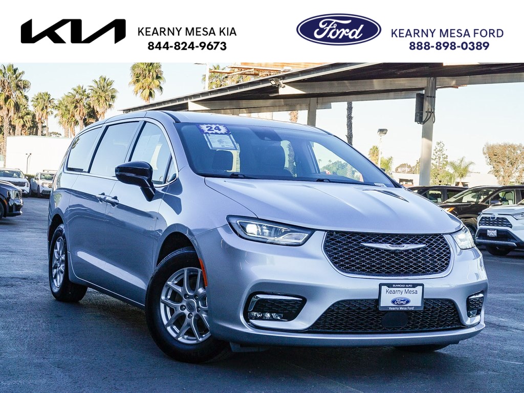 2024 Chrysler Pacifica Touring L's photo