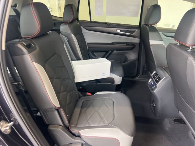 2025 Volkswagen Atlas Peak Edition SE photo 13