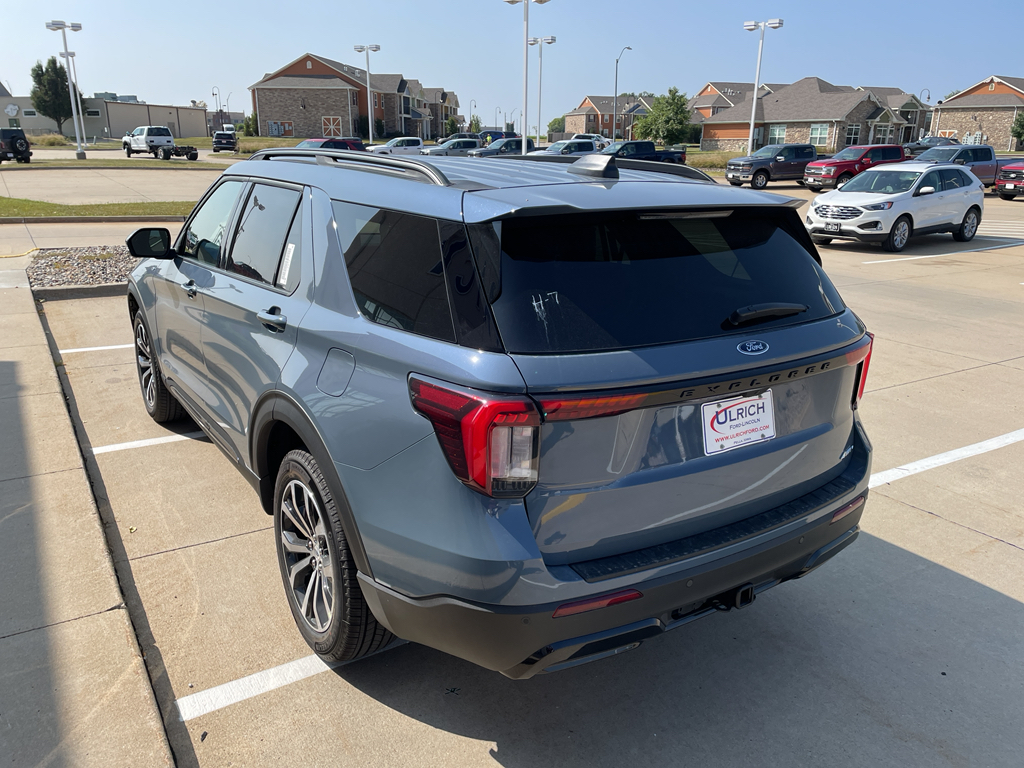 2025 Ford Explorer ST-Line photo 5