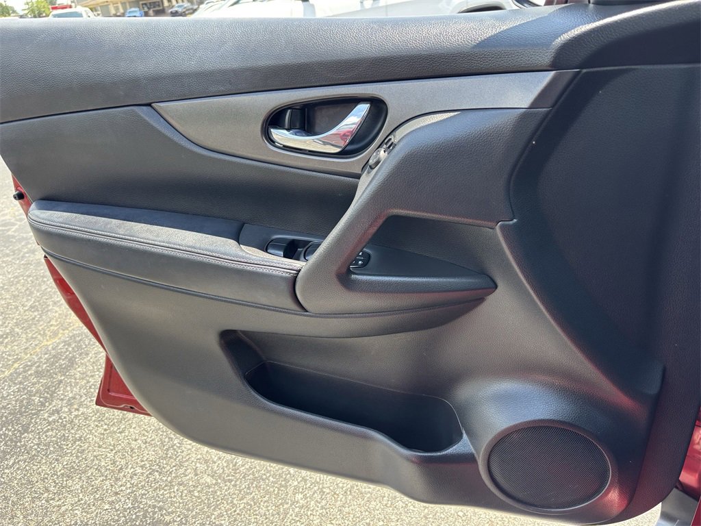2016 Nissan Rogue SV photo 13