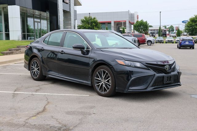 2023 Toyota Camry SE's photo