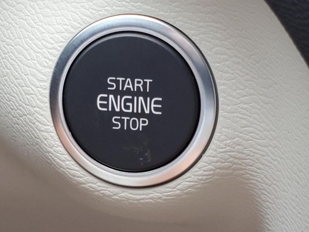 2026 Volvo XC40 photo 9