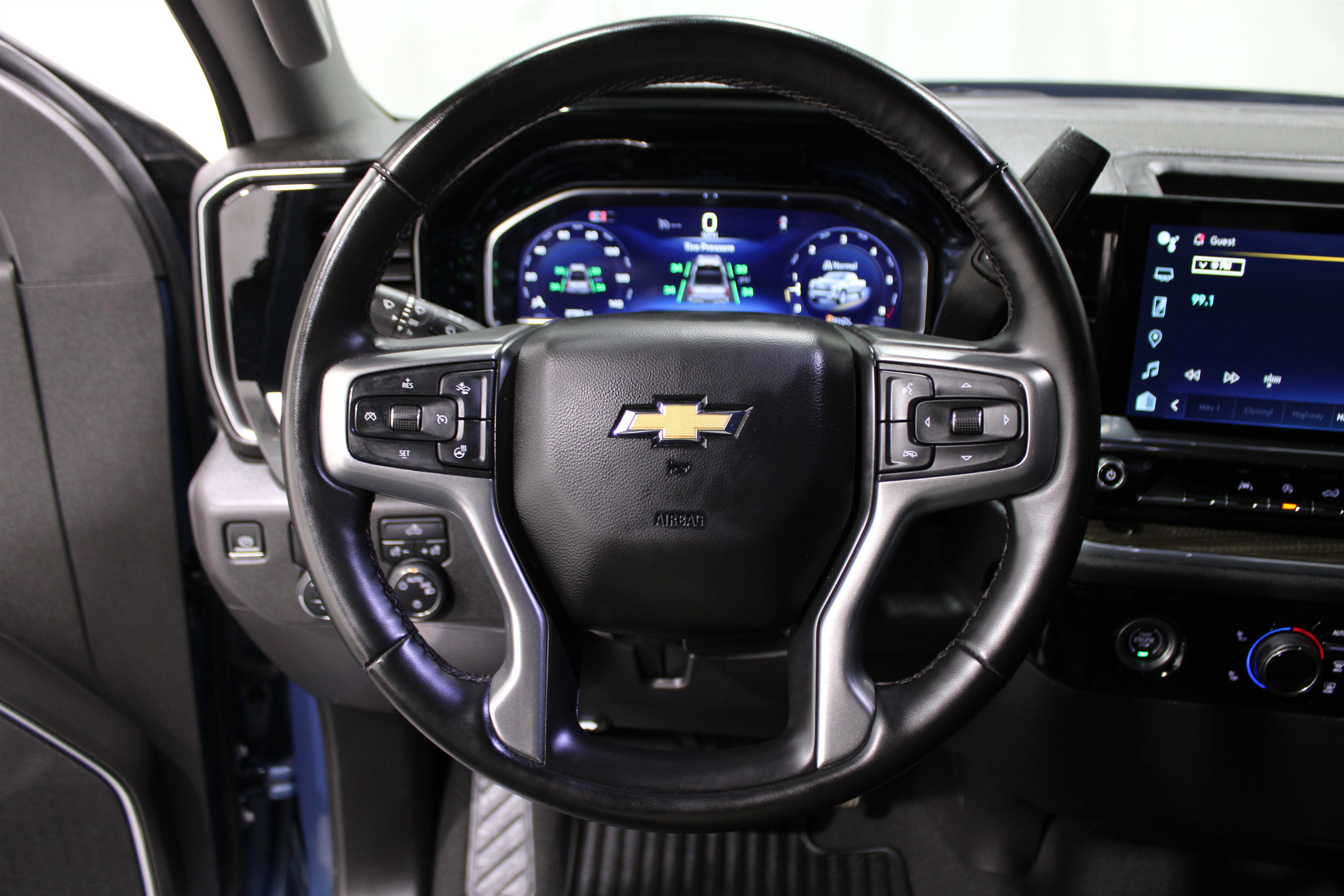 2024 Chevrolet Silverado 1500 LT photo 4