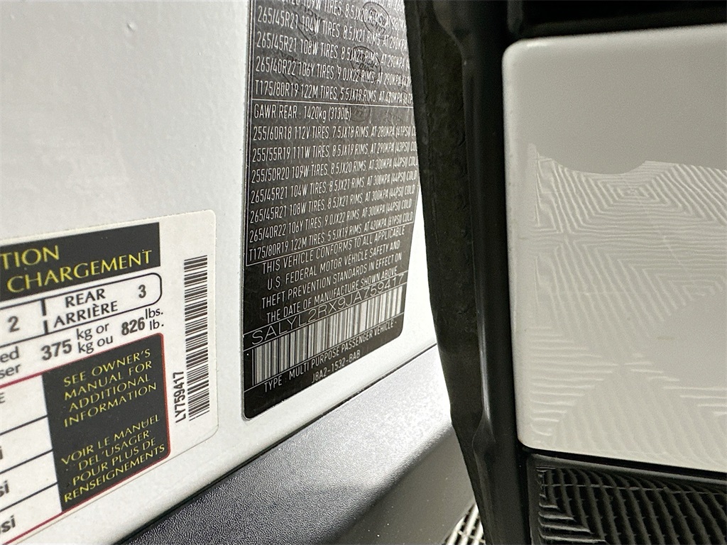 Used 2018 Fuji White Land Rover SE R-Dynamic image 28