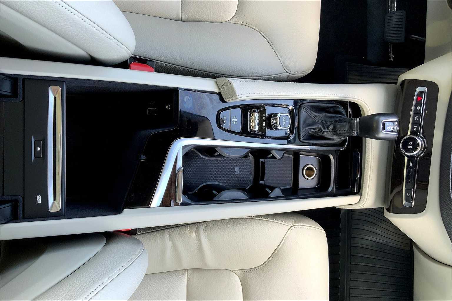 2017 Volvo XC90 Momentum photo 29