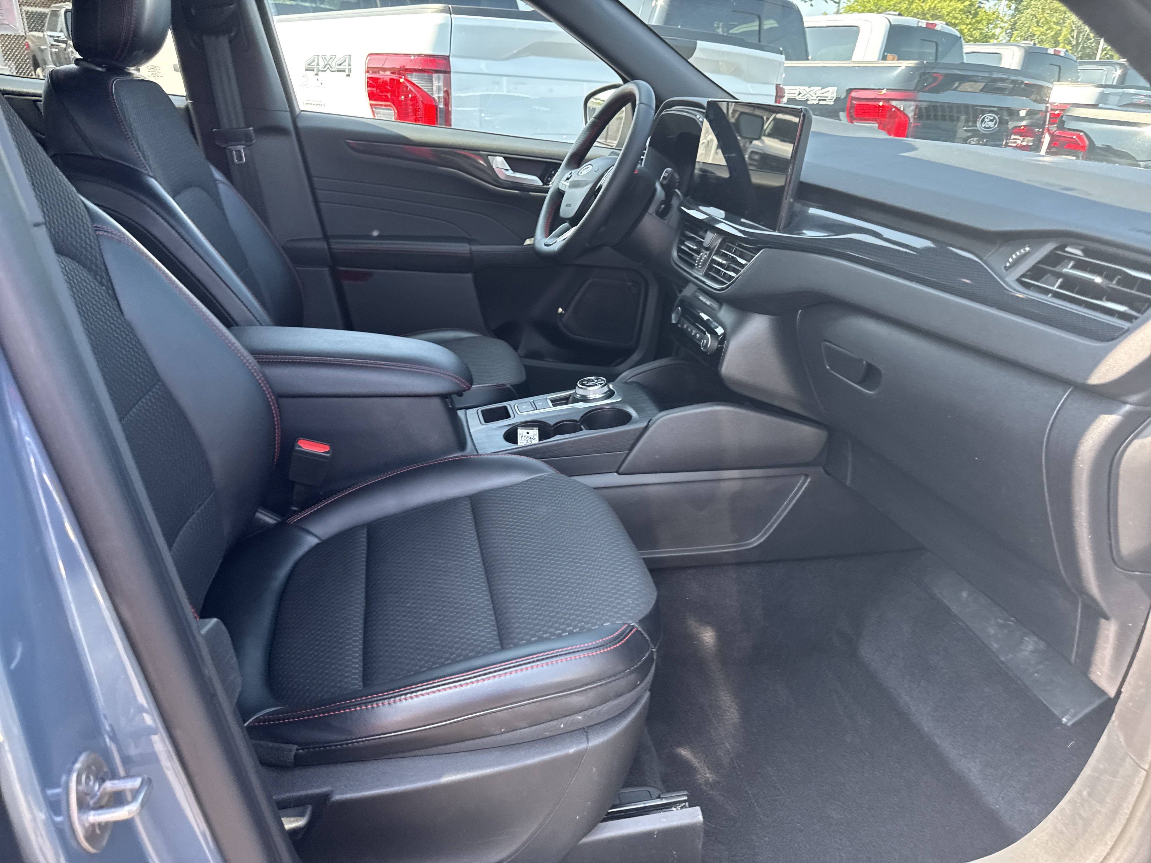 2023 Ford Escape ST-Line photo 4
