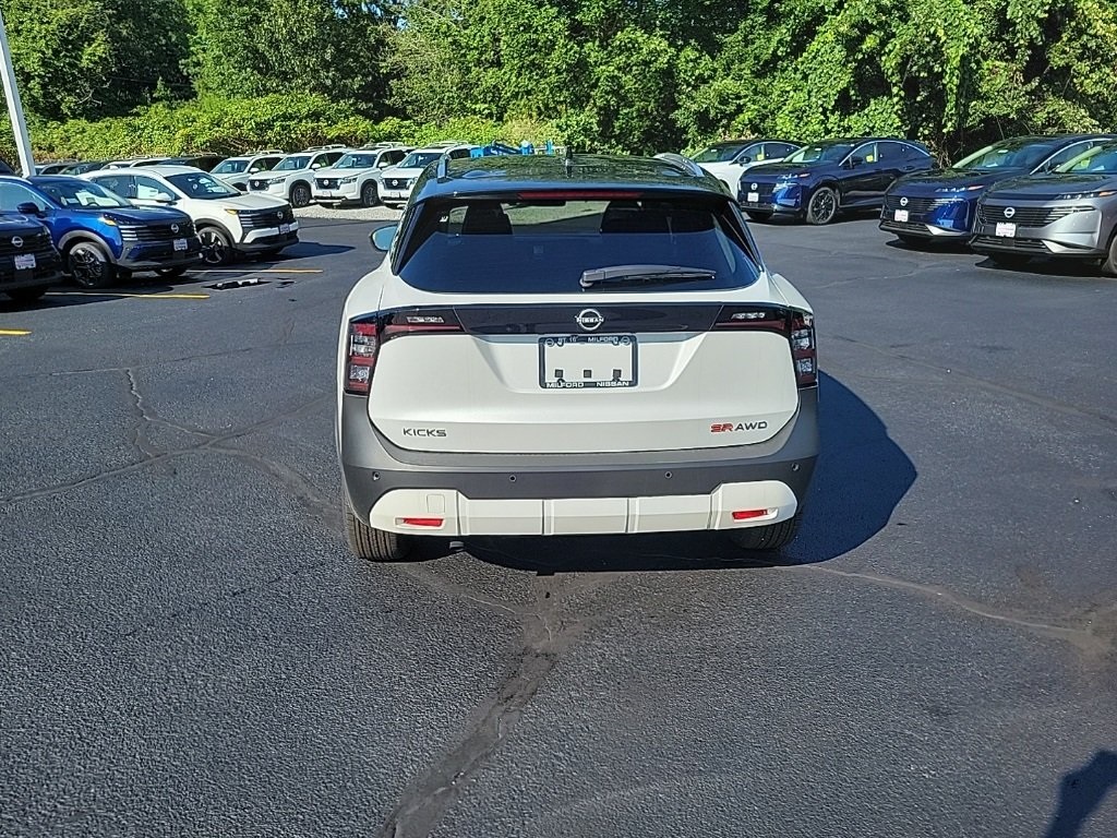 2026 Nissan Kicks SR photo 2