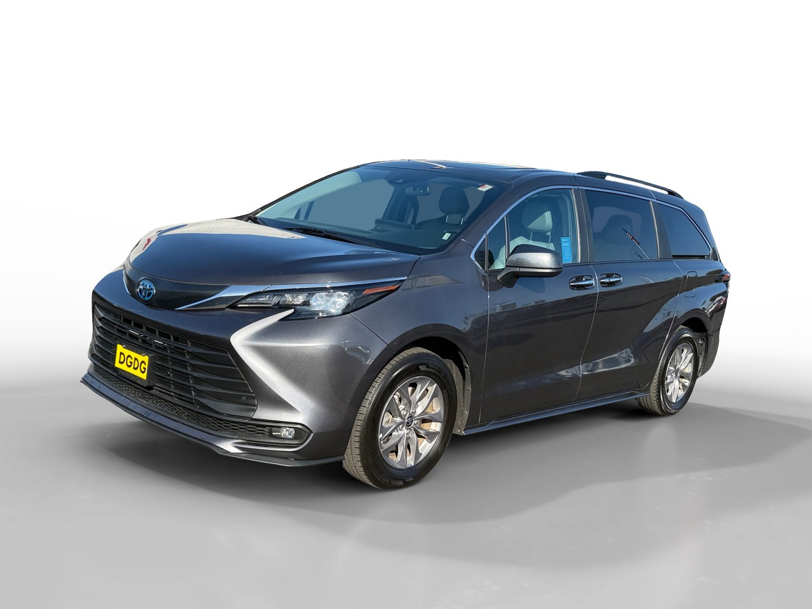 2025 Toyota Sienna XLE's photo