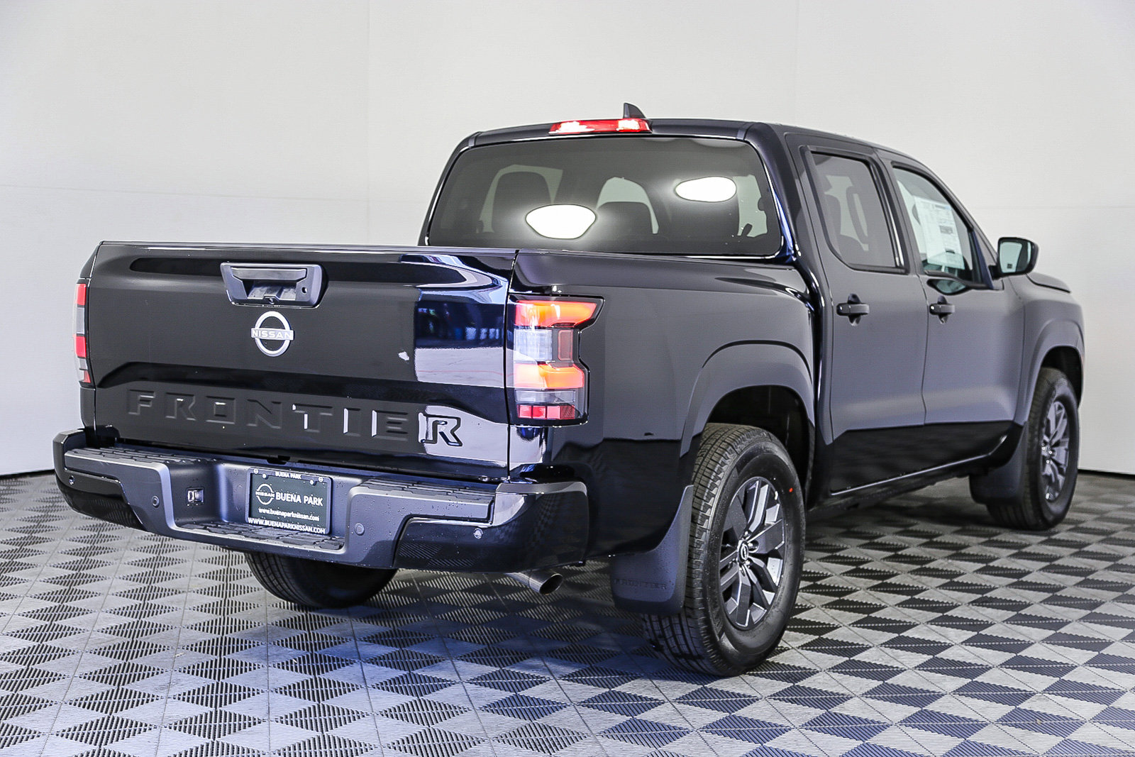 2025 Nissan Frontier SV photo 9