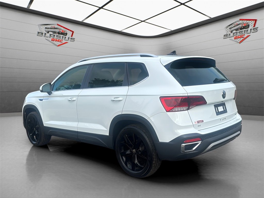 2023 Volkswagen Taos SE photo 2