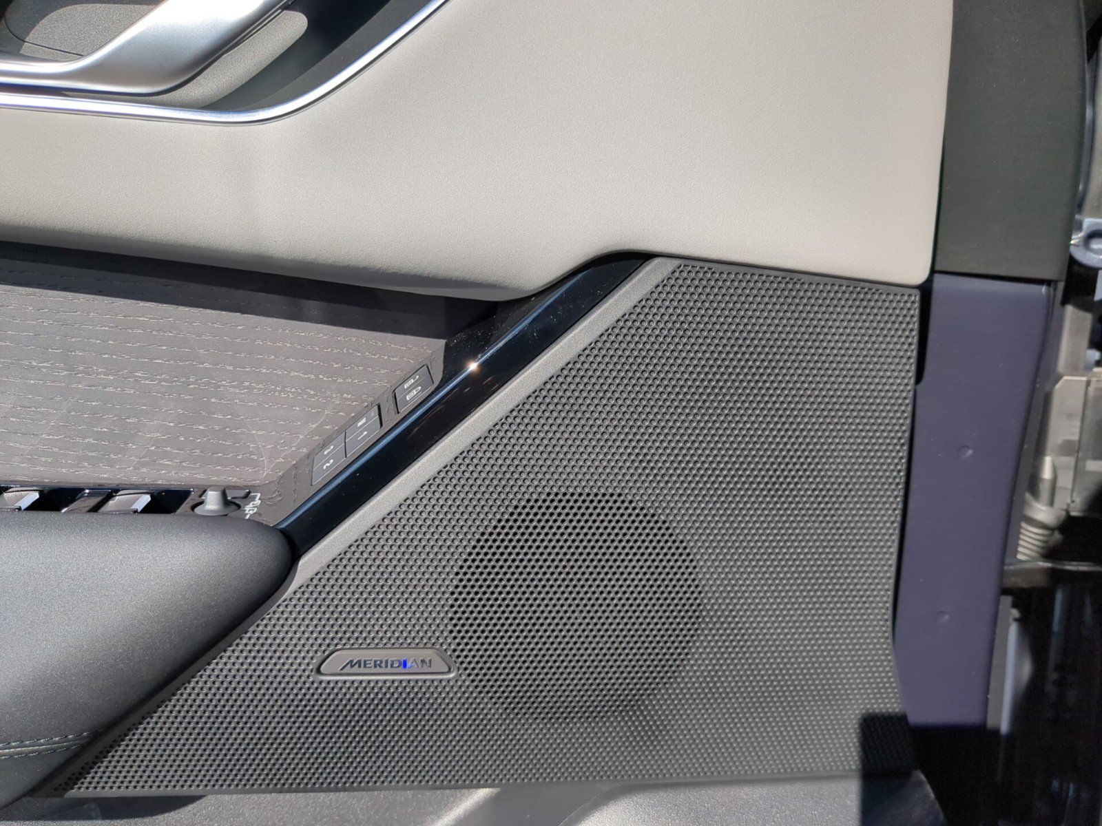 2026 Land Rover Range Rover Velar P250 S photo 17